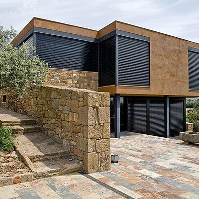 Persiana de exterior de aluminio en ventana de dormitorio en Las Condes